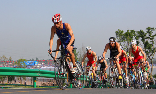 近300名勇士冬日“打铁” 2026年省直机关室内铁人三项赛激情开赛