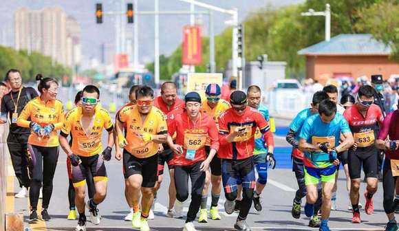 2022年宁夏石嘴山铁人三项公开赛鸣枪开赛(图1)