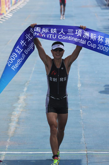 逐梦山海2025年连云港“一带一路”国际铁人三项赛荣耀落幕 。 本次比赛采用滚动出发的方式在现场热忱高涨的氛围中选手们依次踏浪入海开启15公里游泳的比拼再次紧随换项骑行自行车赛段共44公里选手们需要沿环岛路顺时针骑行4圈然后最后换项跑步进入10跑步的比拼。(图1)