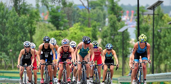 上海崇明警方护航IRONMAN 703铁人三项赛上海站(图1)