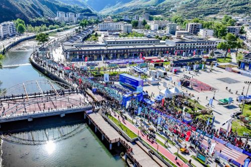 兰海杯2025临潭（冶力关）半程马拉松鸣枪开赛(图1)