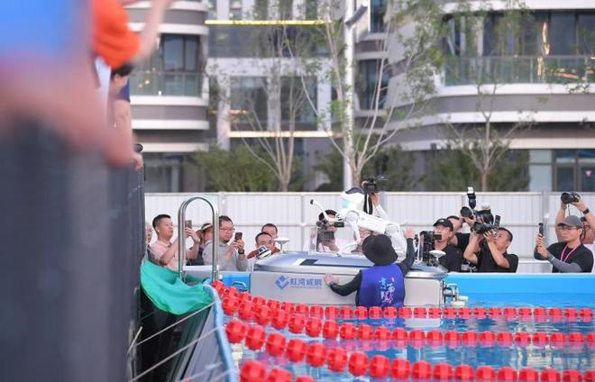 机器人和跑者同台竞技 铁人三项赛在门头沟开赛(图2)