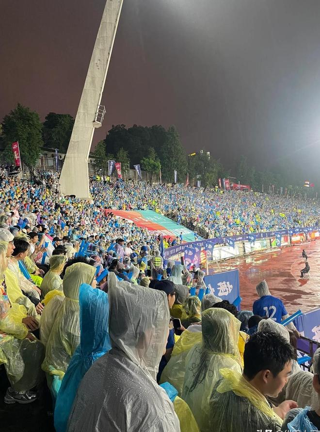 “没有假球全是世仇”！“苏超”联赛吸引全国注意又燃又搞笑(图5)