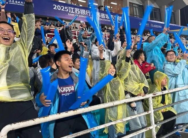 “没有假球全是世仇”！“苏超”联赛吸引全国注意又燃又搞笑(图8)