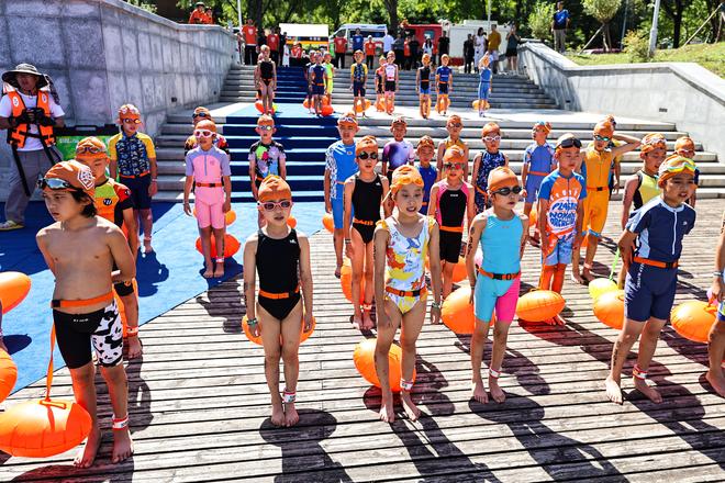 勇士部落2025青少年铁人三项赛落幕百余名小铁人完成比赛(图2)