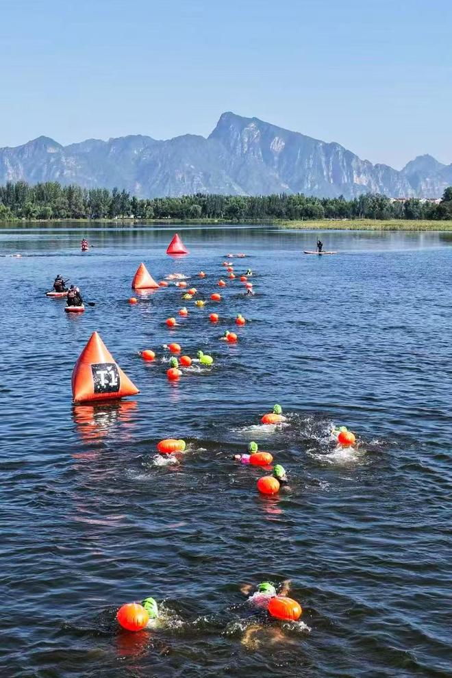 勇士部落2025青少年铁人三项赛落幕百余名小铁人完成比赛(图3)