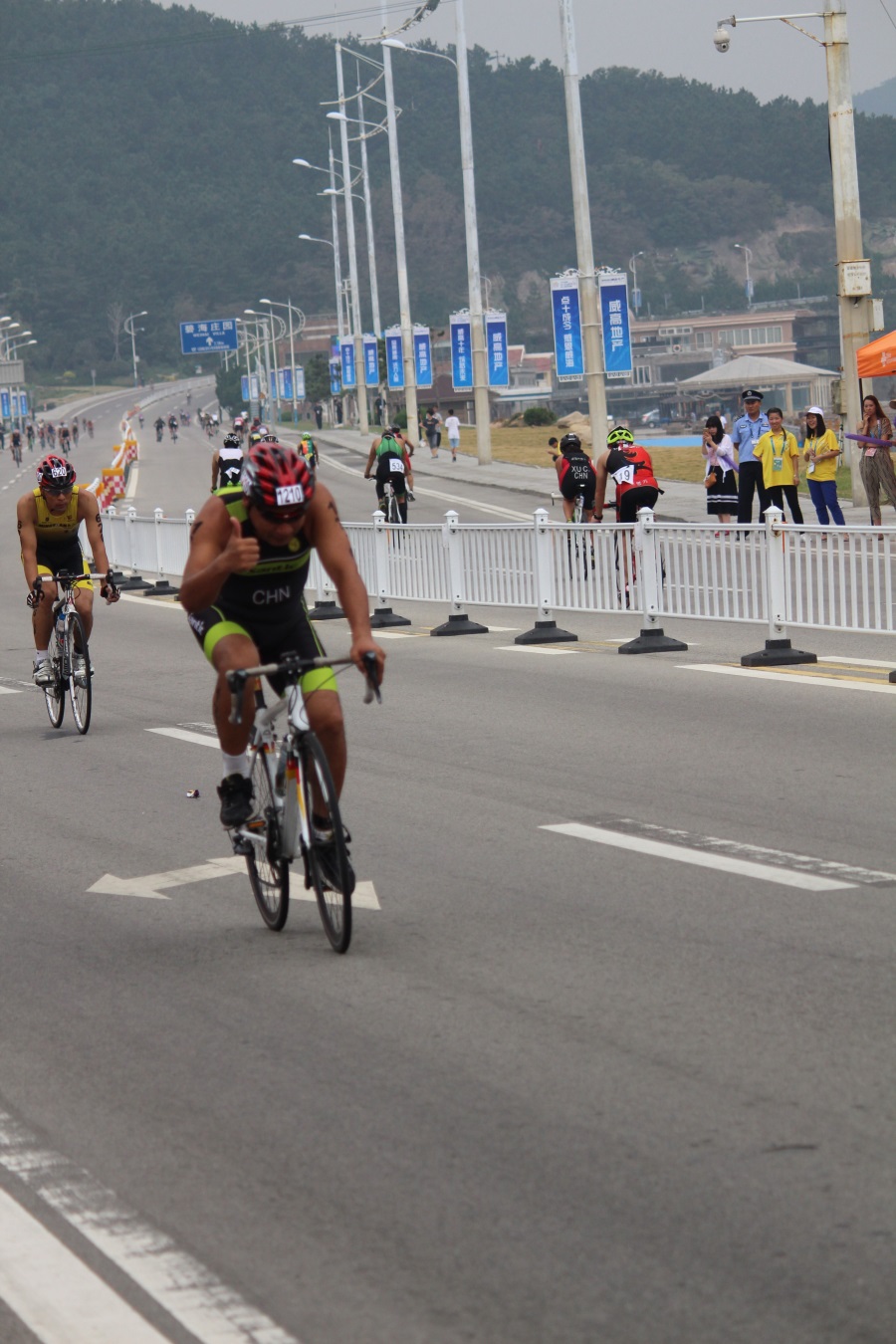 挑战自我:黑猫视角下的威海铁人三项接力赛(图1)