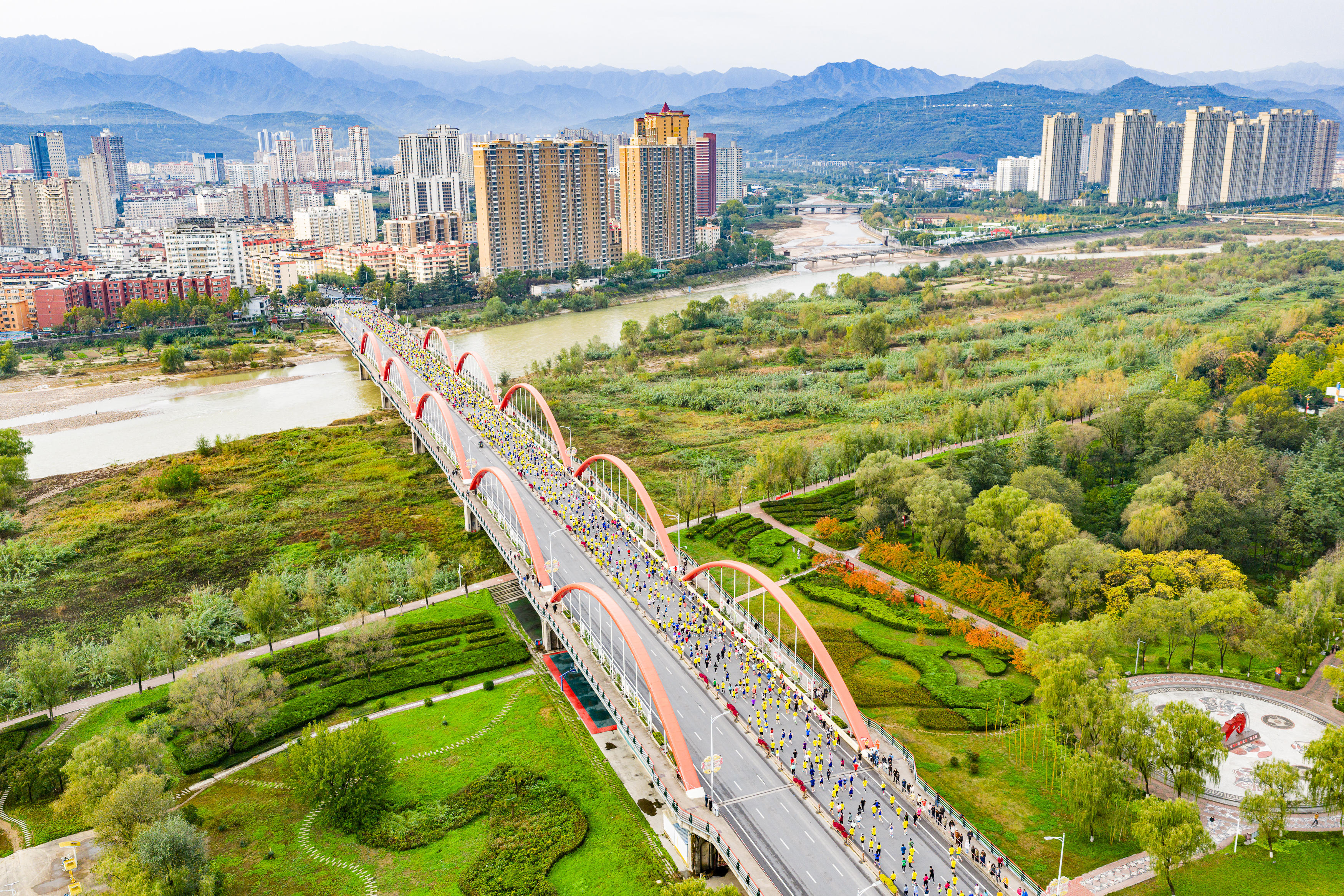 一场马拉松激活一座城 宝鸡借力赛事跑出发展“加速度”(图2)