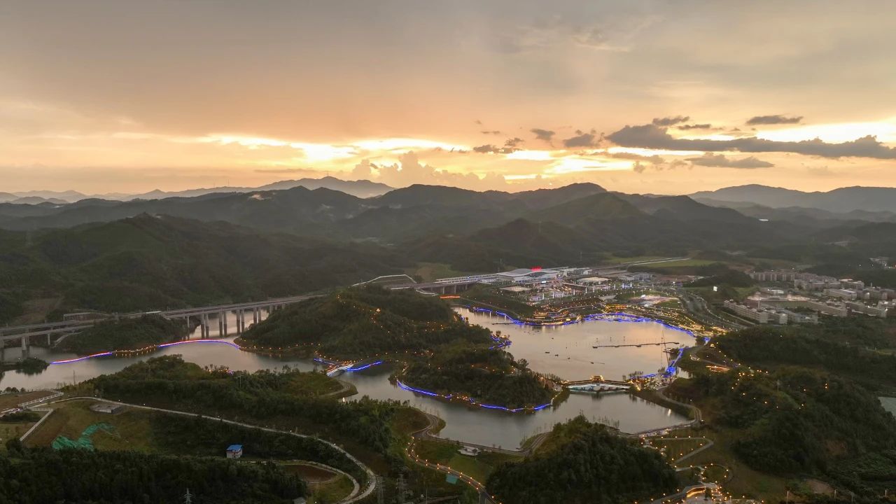 2025年中国·舟山群岛铁人三项精英赛鸣笛开赛(图1)