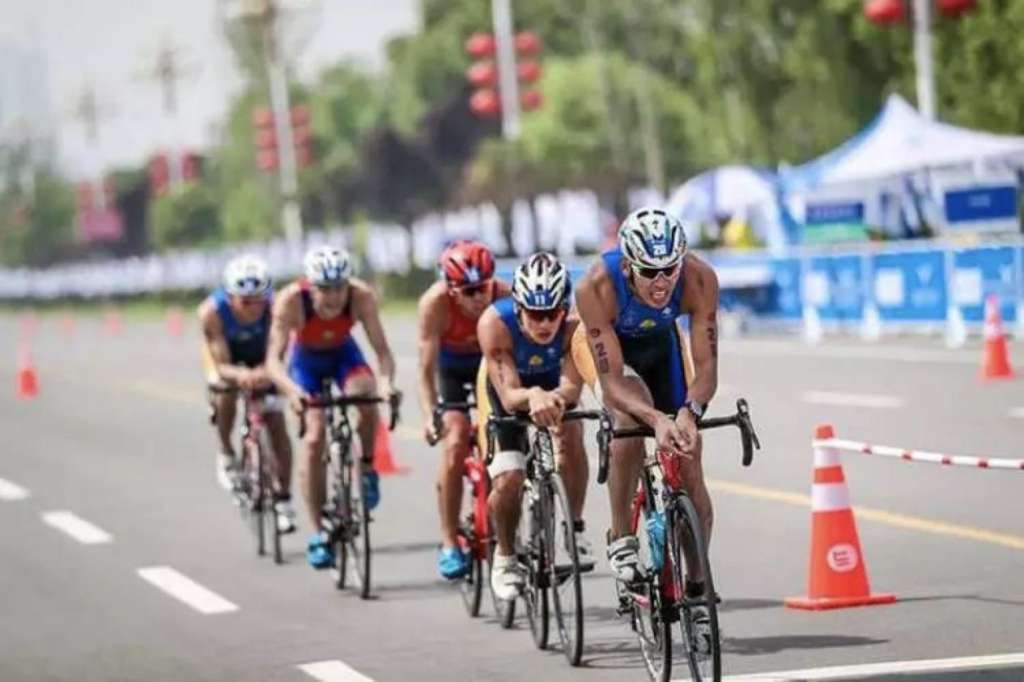 800铁人逐浪太平湖：2025黄山铁三赛谁是真正的王者？(图1)