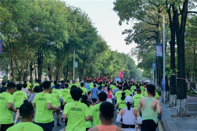 奖牌亮相有惊喜！破9吃鸡！2025新兴半马新闻发布会揭晓最“香”赛事亮点(图3)