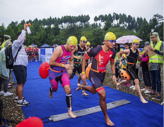 我国首个残疾人铁人三项比赛开赛广东60人逐梦残特奥会(图1)