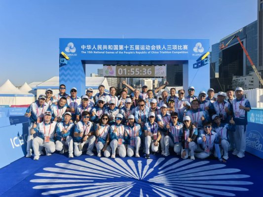 淄博职业技术大学教师张长江执裁全运会铁人三项赛场(图1)