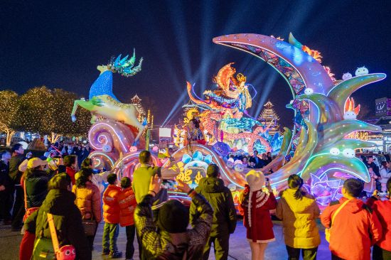 赴冰雪盛宴赏璀璨烟花 方特跨年狂欢启幕