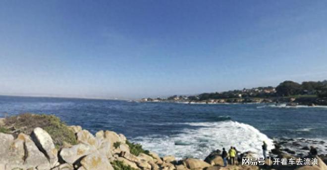 美国一名铁人三项运动员疑遭鲨鱼袭击目击者称“看到巨大水花”(图1)