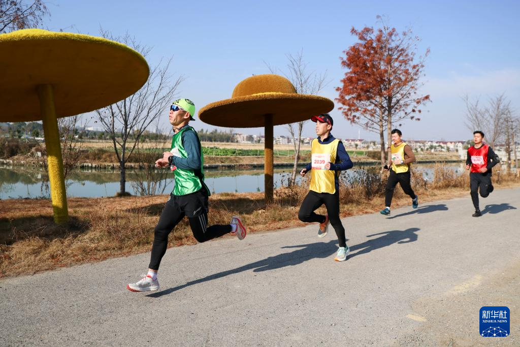 全民健身——2025上海乡村“铁人三项”迎新嘉年华举行(图1)