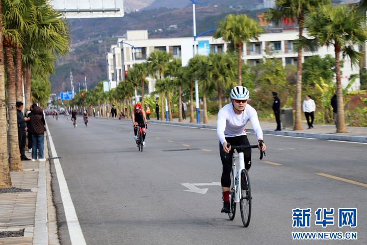 元旦去哪耍？700多名选手到巧家当“铁人”_新华网(图1)