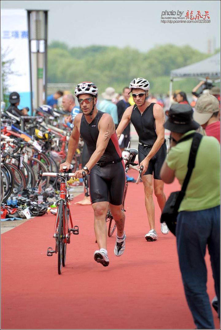 热练开年自有光芒 SWEATY BETTY热力户外跑社群活动闪耀上海梧桐街区(图1)