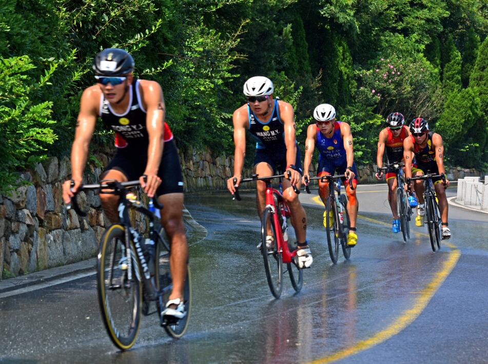 泰州铁人三项运动员冬泳赛夺冠展现“铁人精神”！(图1)