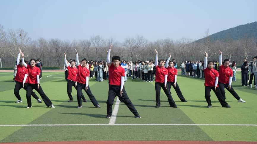 山东师范大学举办“青马争先 健康向未来”运动打卡活动(图2)