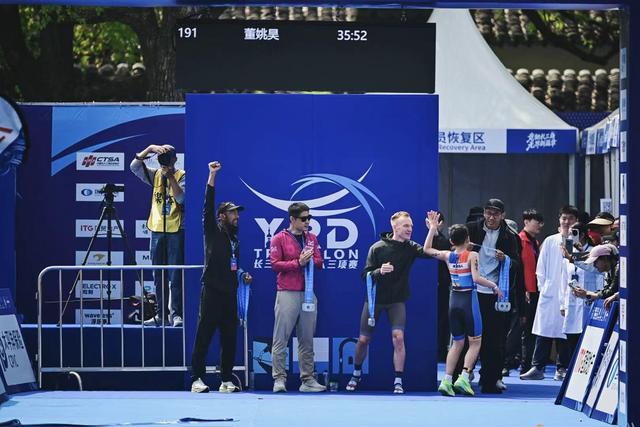三百少年竞逐元荡湖畔 2026长三角国际铁人三项赛青少年组上海开赛(图2)