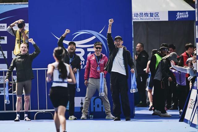 三百少年竞逐元荡湖畔 2026长三角国际铁人三项赛青少年组上海开赛(图3)