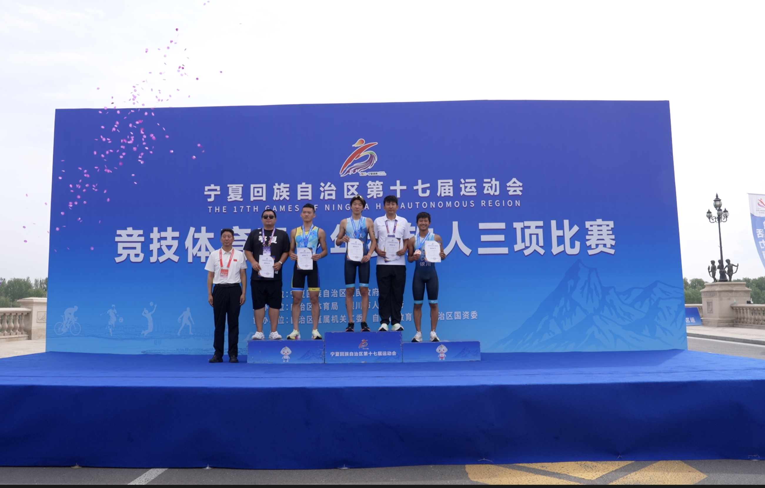 三沙源上演水陆竞速！自治区十七运竞技体育青少年组铁人三项开赛(图1)